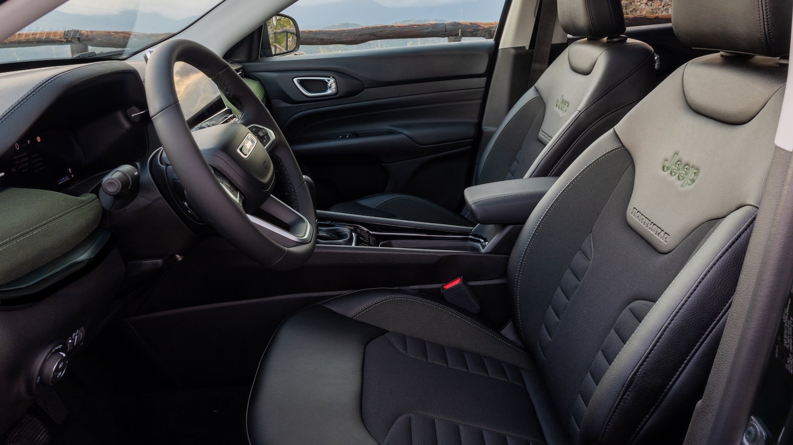 Η North Star Edition (¤39.900) ξεχωρίζει με ανθεκτικές πλενόμενες επενδύσεις, ηλιοροφή και μοναδικό design.